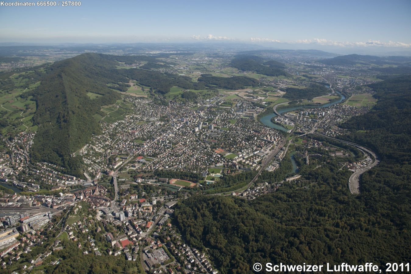 im Vordergrund: Baden; Blickrichtung SE: Lägern; Wettingen; westlich der Limmat: Neuenhof